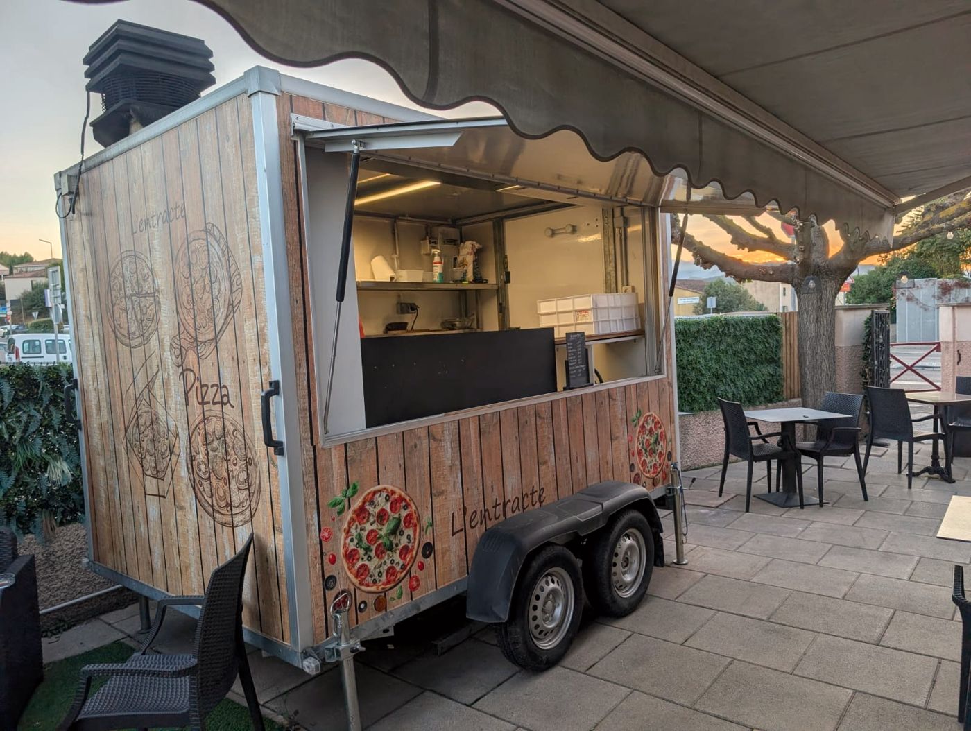 La cabane à pizza de L'Entracte sur la terrasse, au coucher du soleil