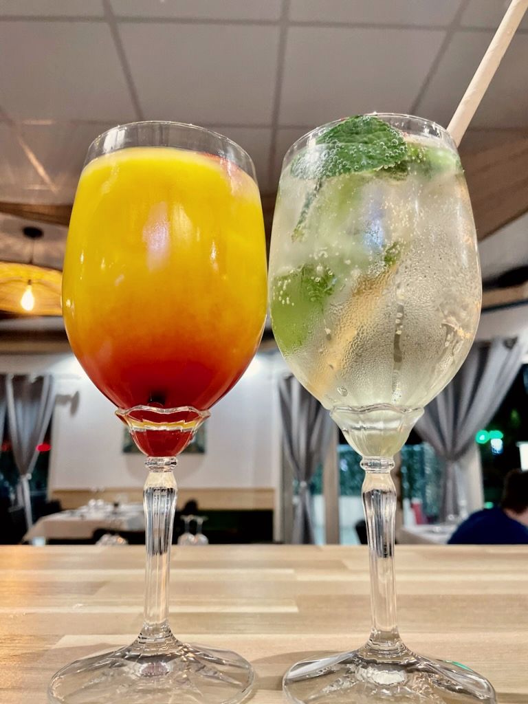 Deux cocktails au comptoir