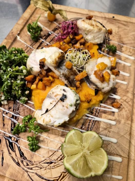 Roulés de poisson, purée de courge et herbes