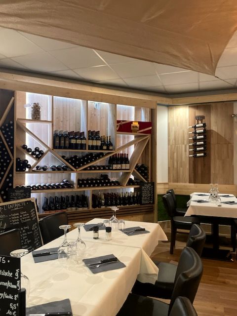 Tables dressées devant la cave à vins