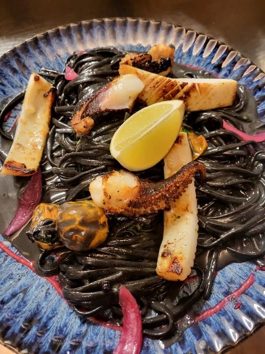 Linguine à l'encre de seiche et calamars