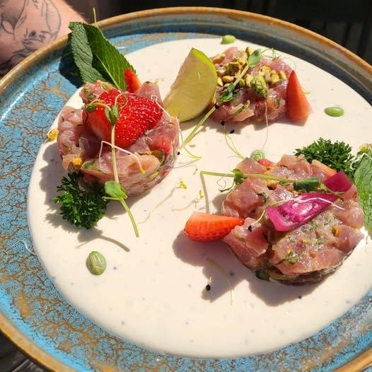 Tartares de poisson cru, agrumes et fruits rouges