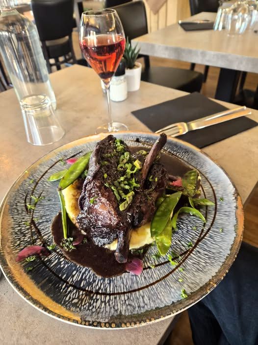 Pièce de viande cuite à la braise, jus réduit